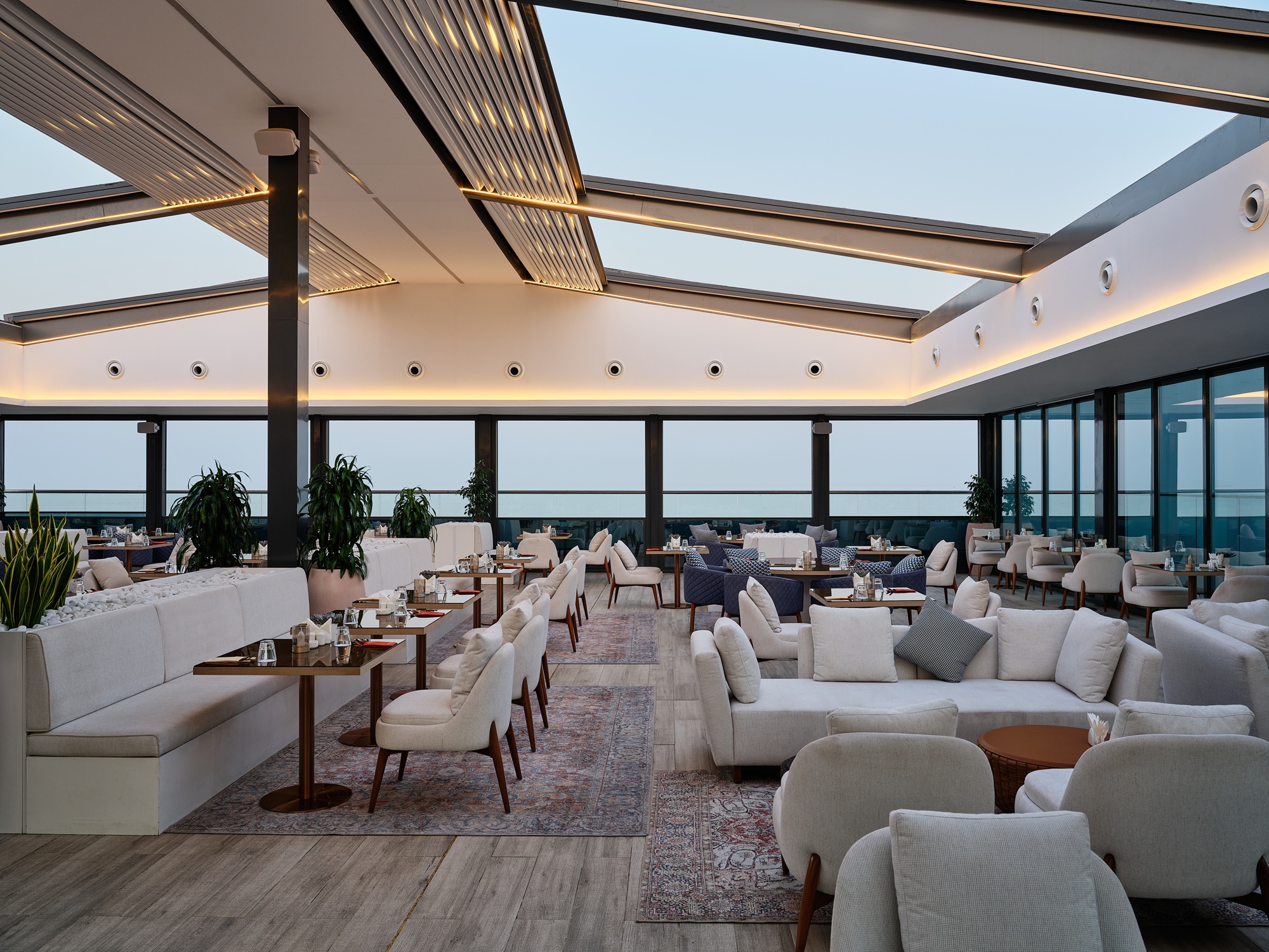 ايكون روفتوب لاونج