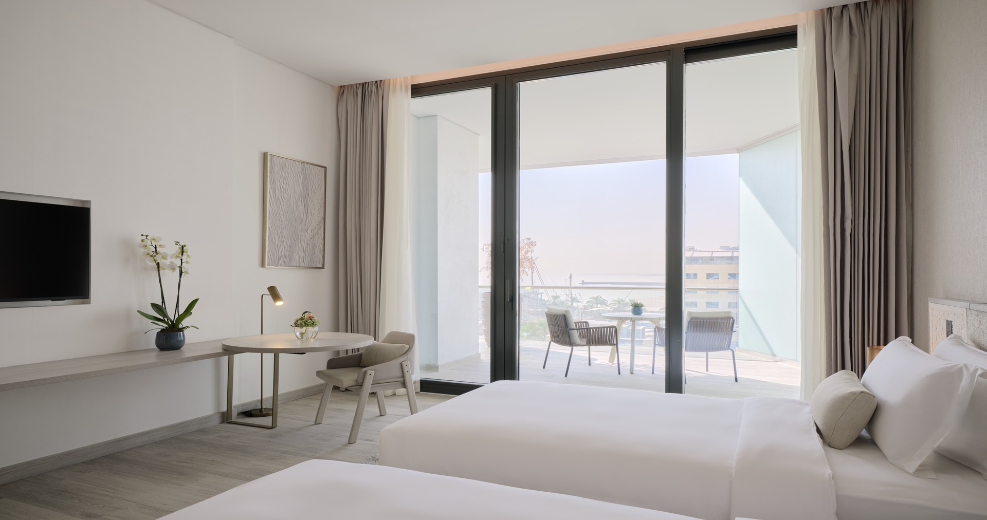 توين ديلوكس مع شرفة باطلالة المدينة